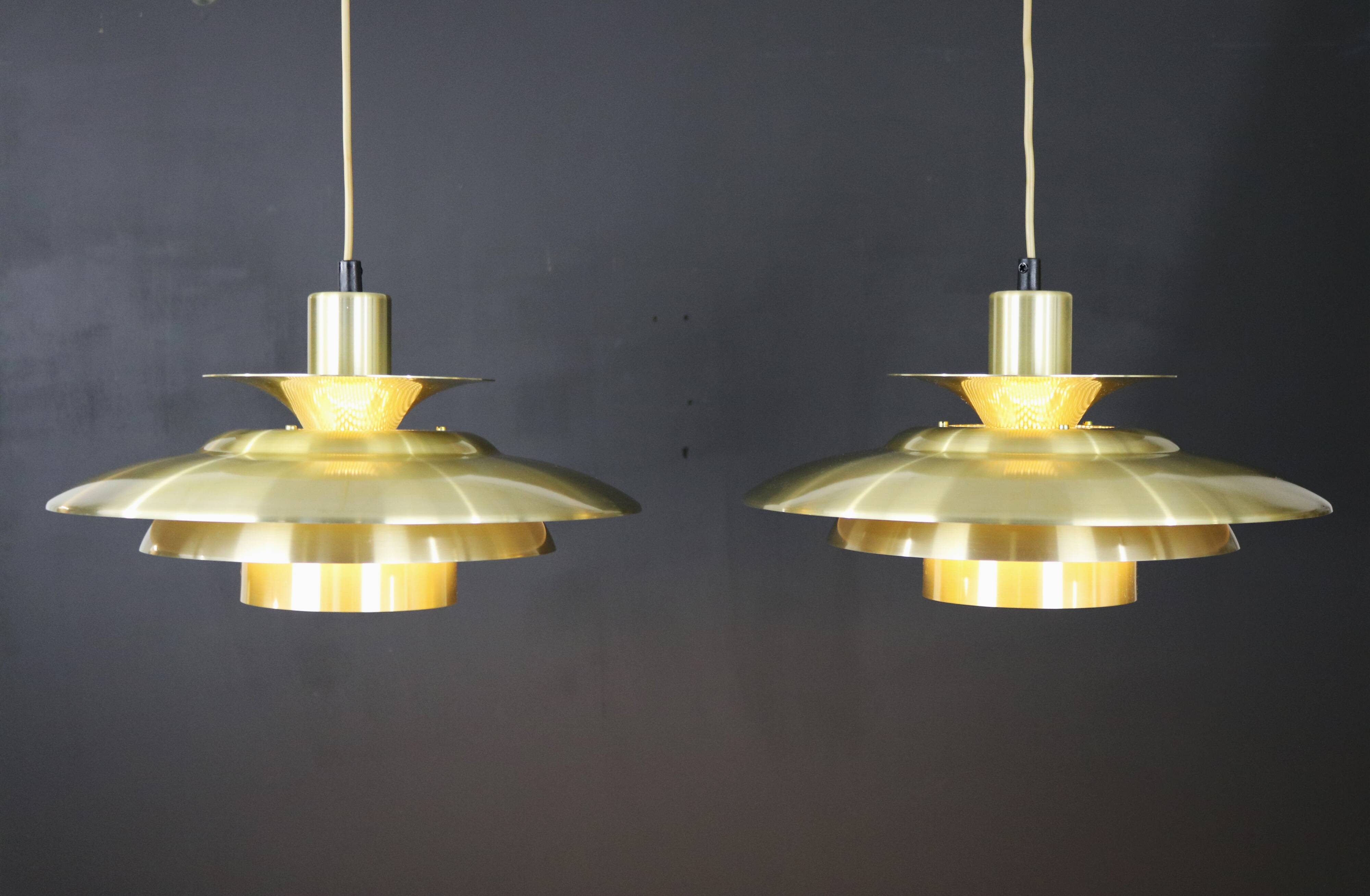Rare paire de lampes design danoises dorées - Jeka Metaltryk modèle 1017 - très bon état.
