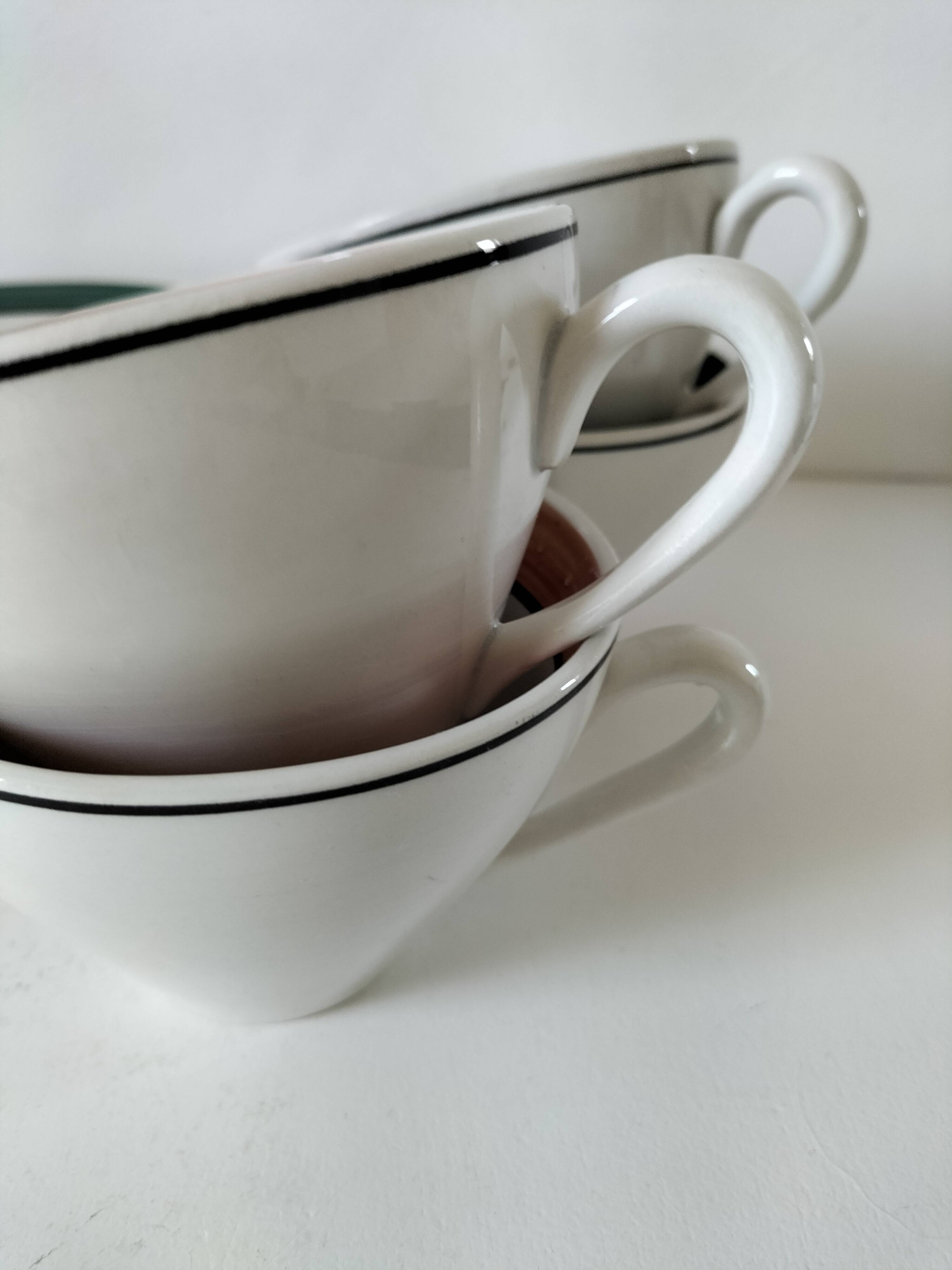 Ensemble de 4 grandes tasses vintage et 6 sous-tasses graphiques