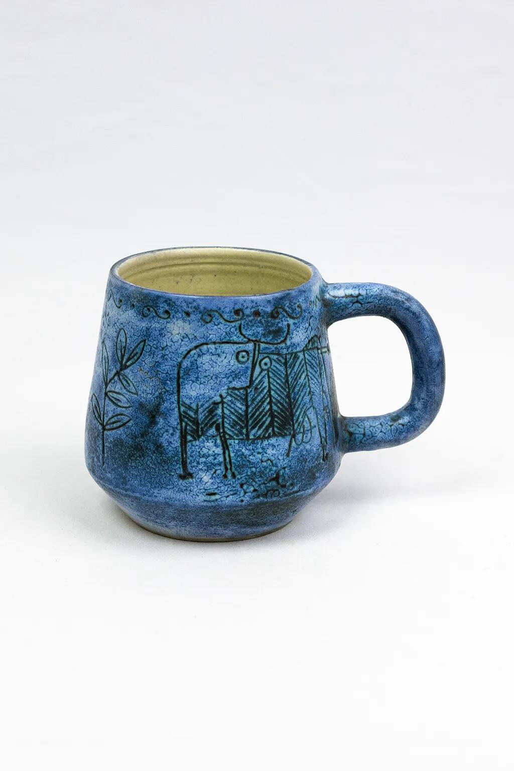 Mug Jacques Blin – Faïence émaillée bleue décor incisé animaux fantastiques