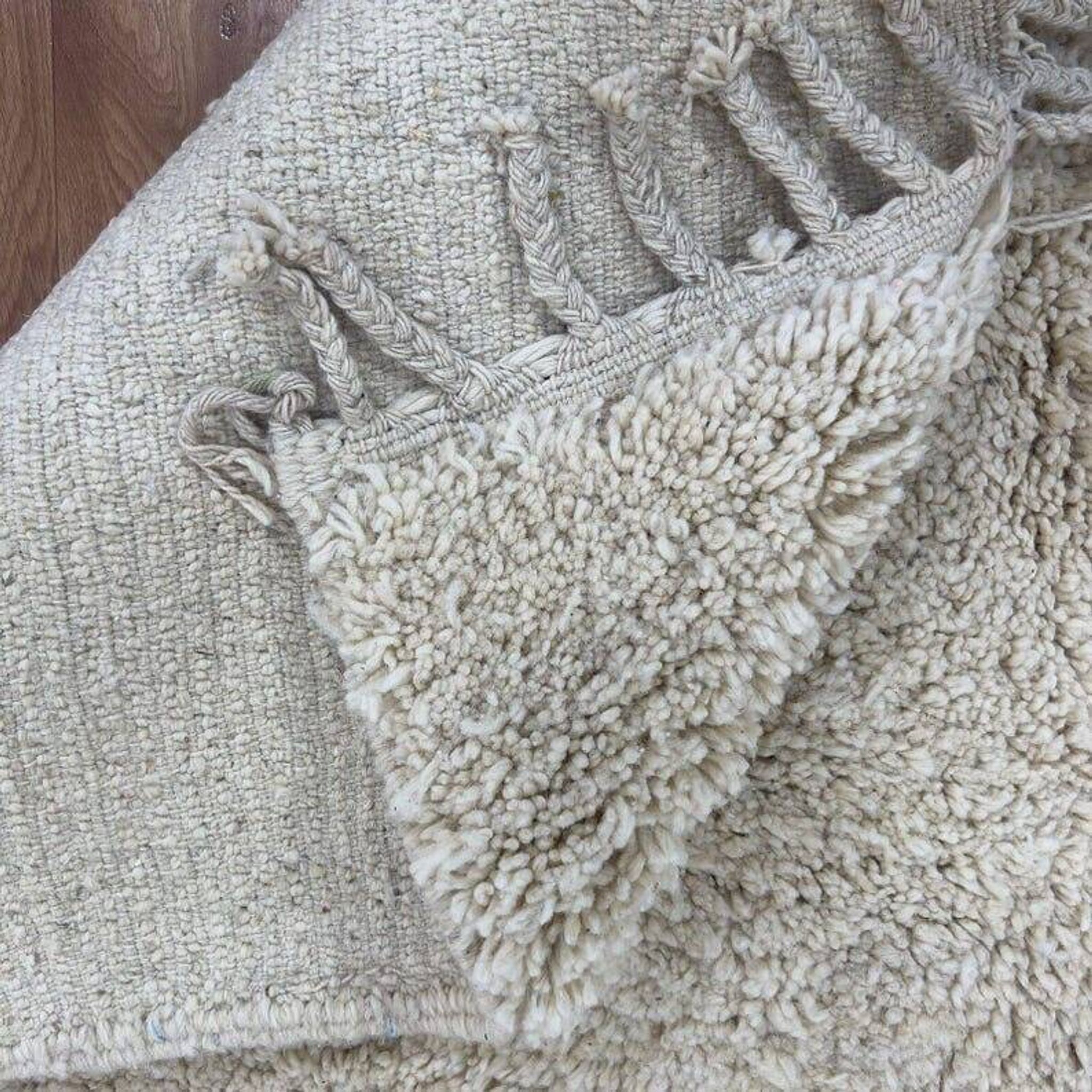 Handmade traditional pure wool rug 2/3 m