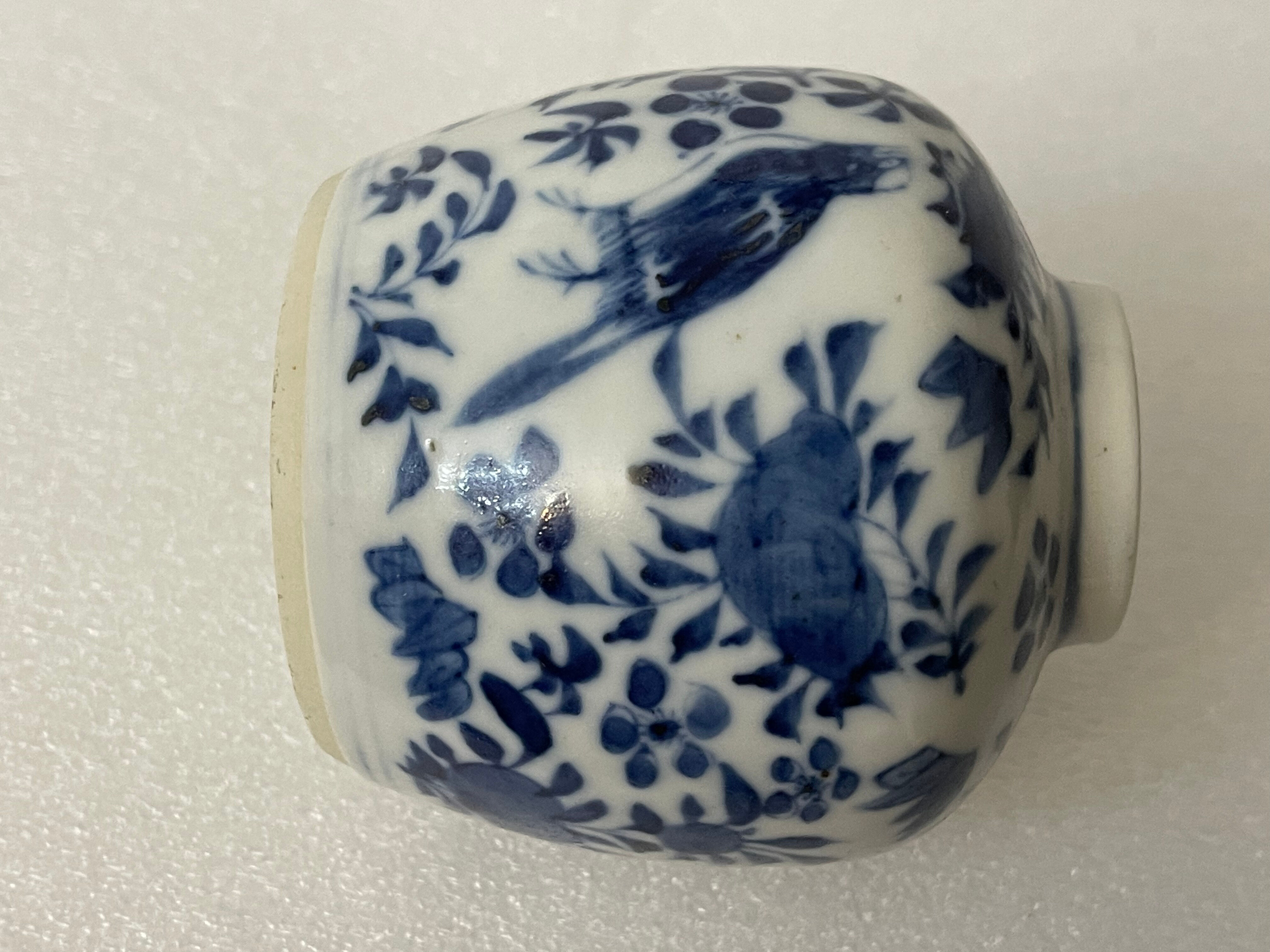 China blue white pot with butterfly bird décor nineteenth signature 4 characters
