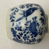 Pot blanc bleu à décor d'oiseaux papillon XIXe signature  4 caractères