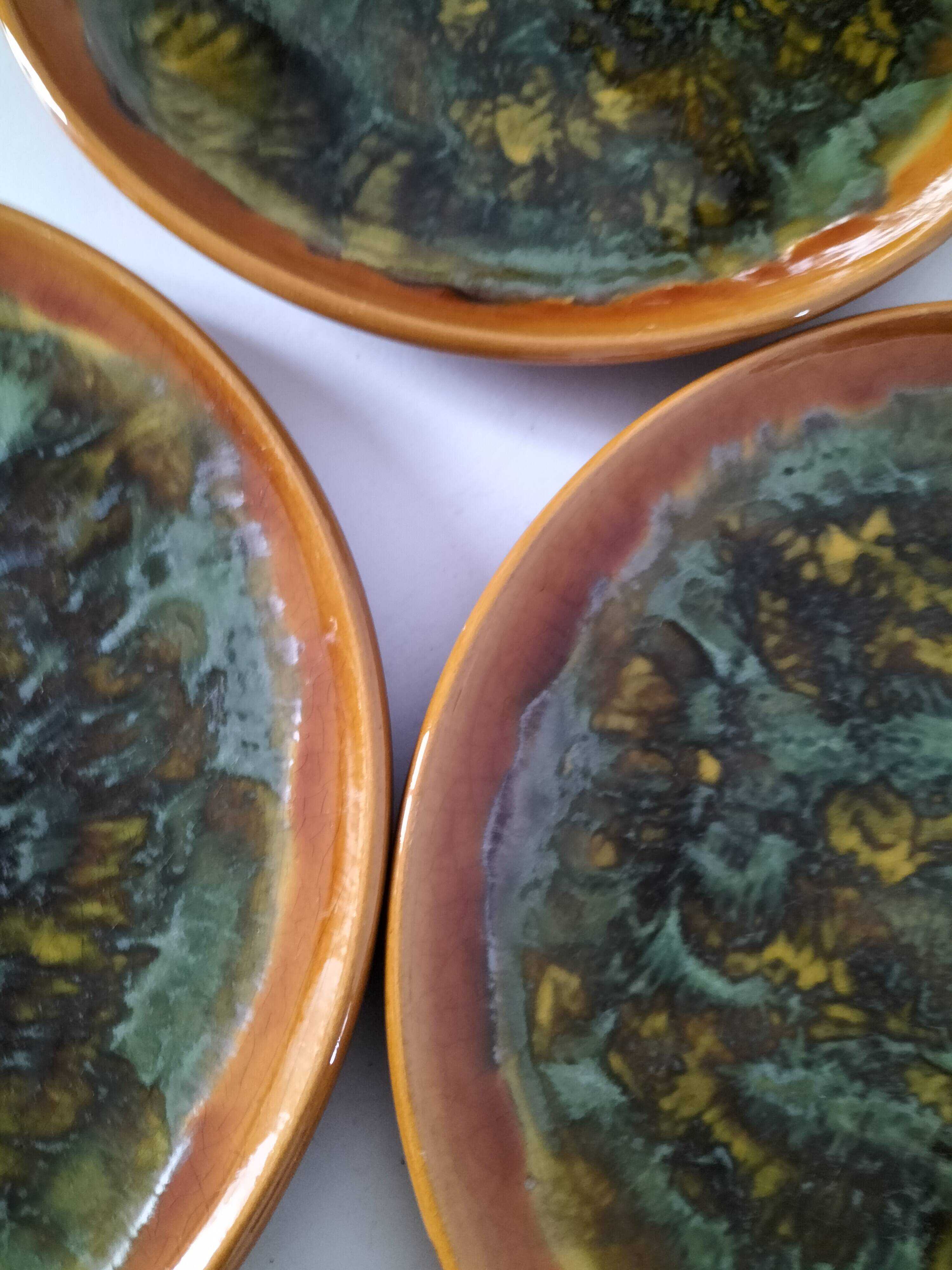 Set of 4 flamed enamel plates in green and amber from the 60s-70s.