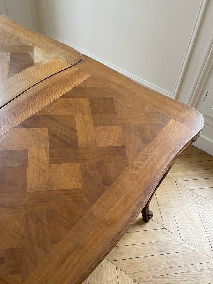 Extendable dining table in Louis XV style made of wood.