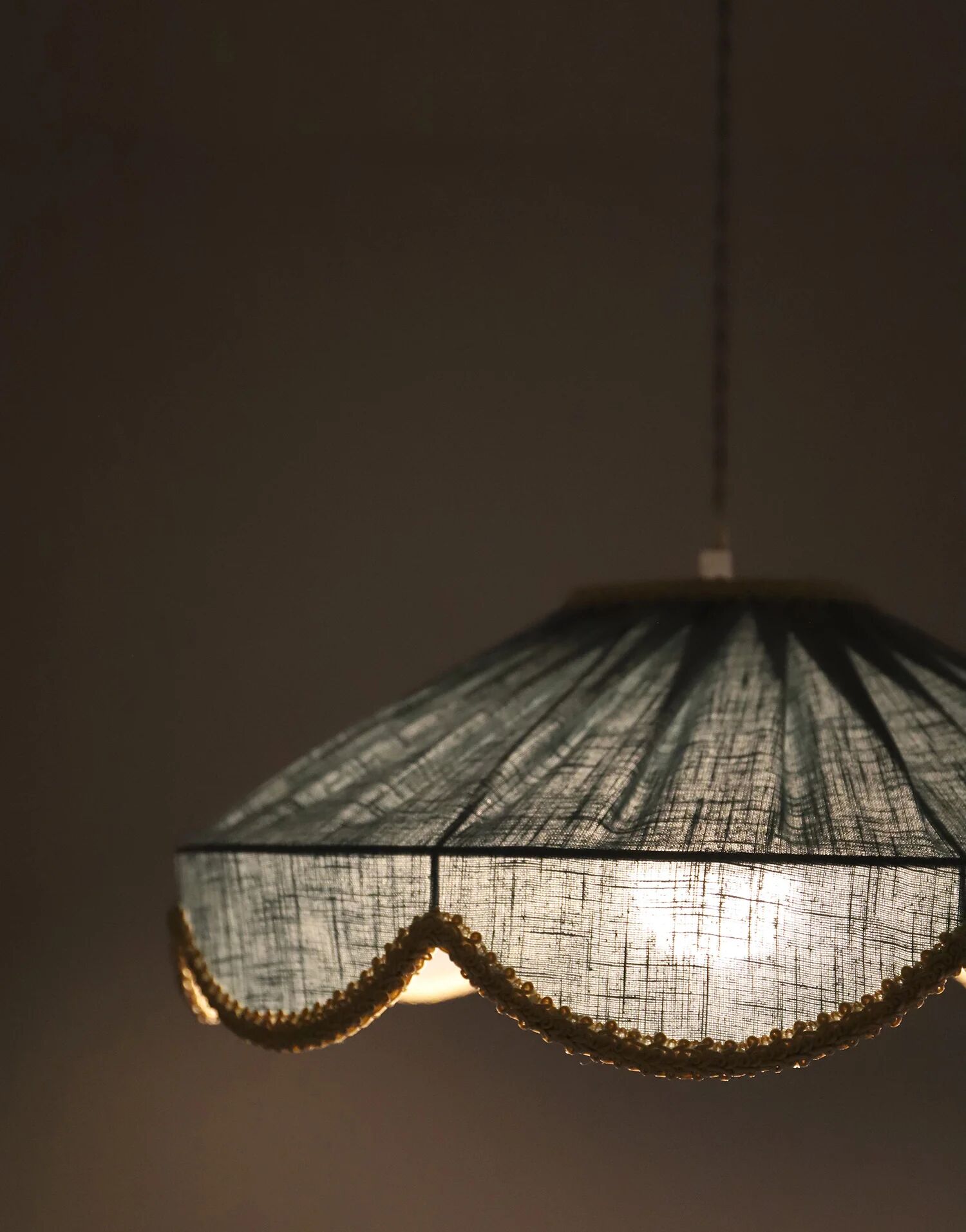 Suspension in a solid floral shape Cosette "mineral blue"