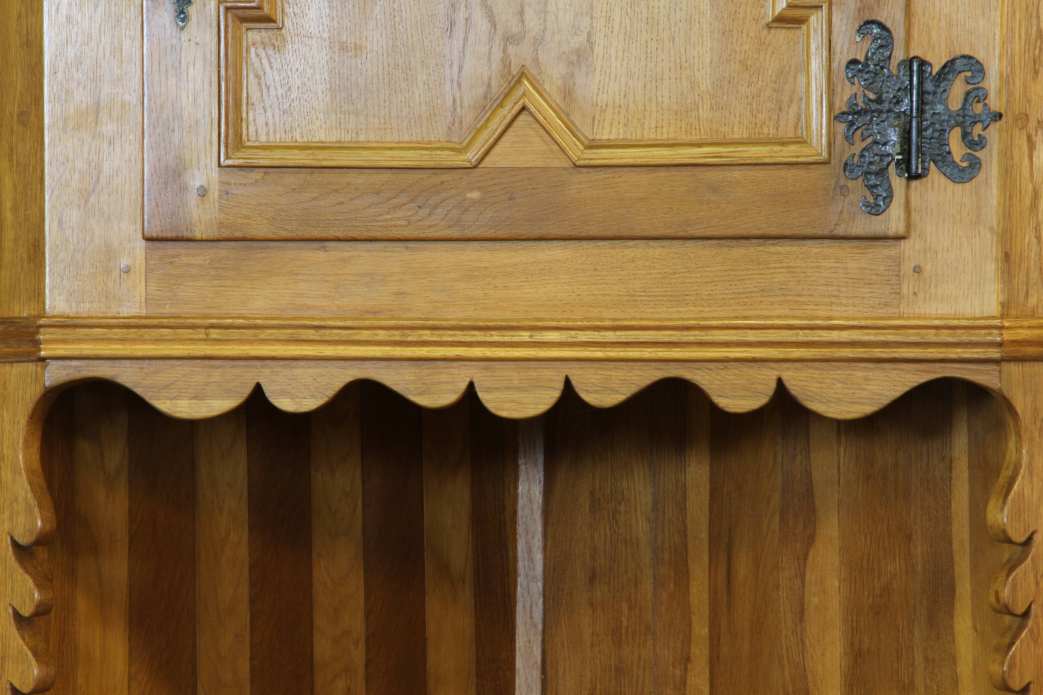 Cabinet d'angle vintage des années 1960 en chêne massif dans le style de Kjærnulf, design danois moderne.