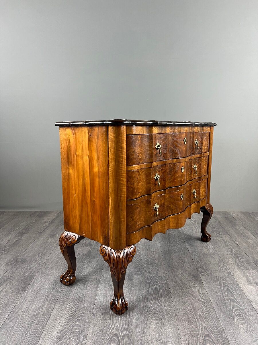 Commode de style Louis XV en placage de loupe de noyer, XXe siècle