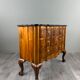 Commode de style Louis XV en placage de loupe de noyer, XXe siècle