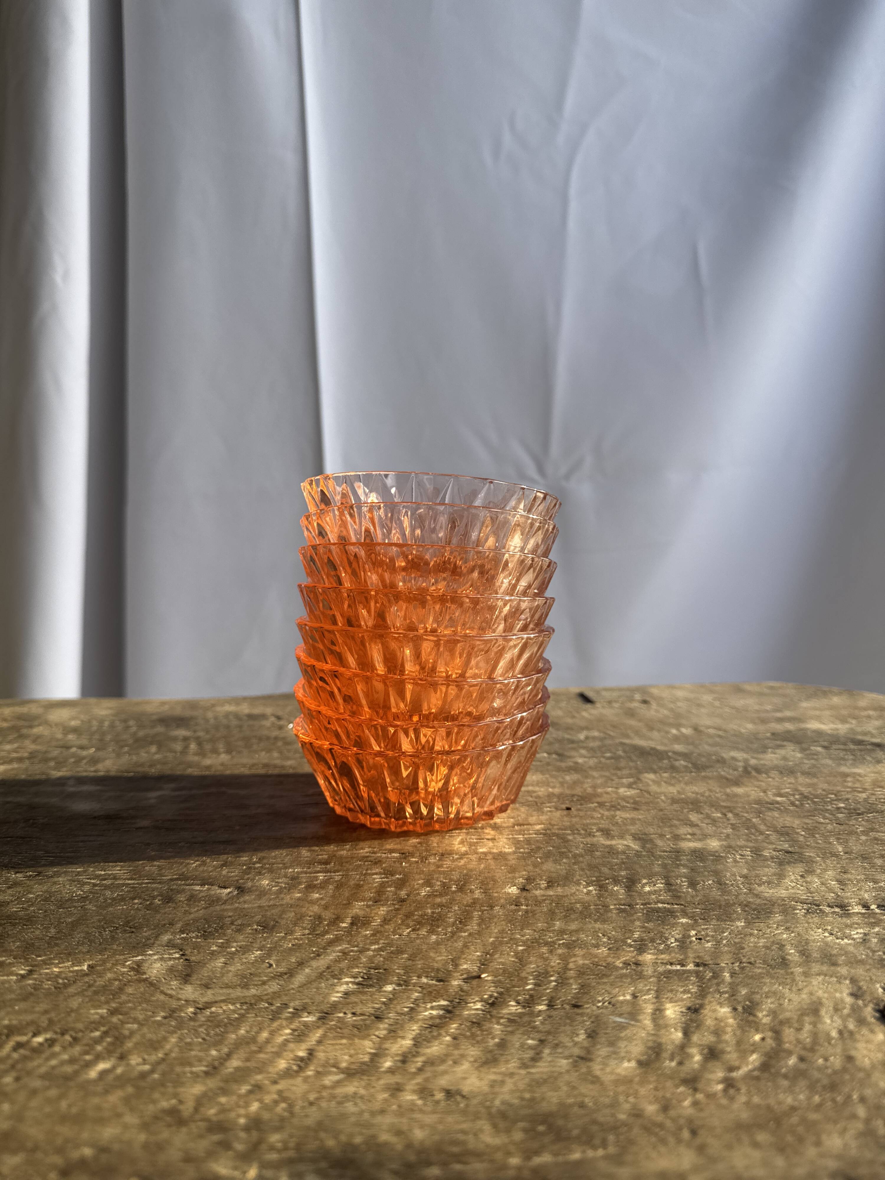 Service en verre rose vintage composé d'un saladier et de 8 coupelles