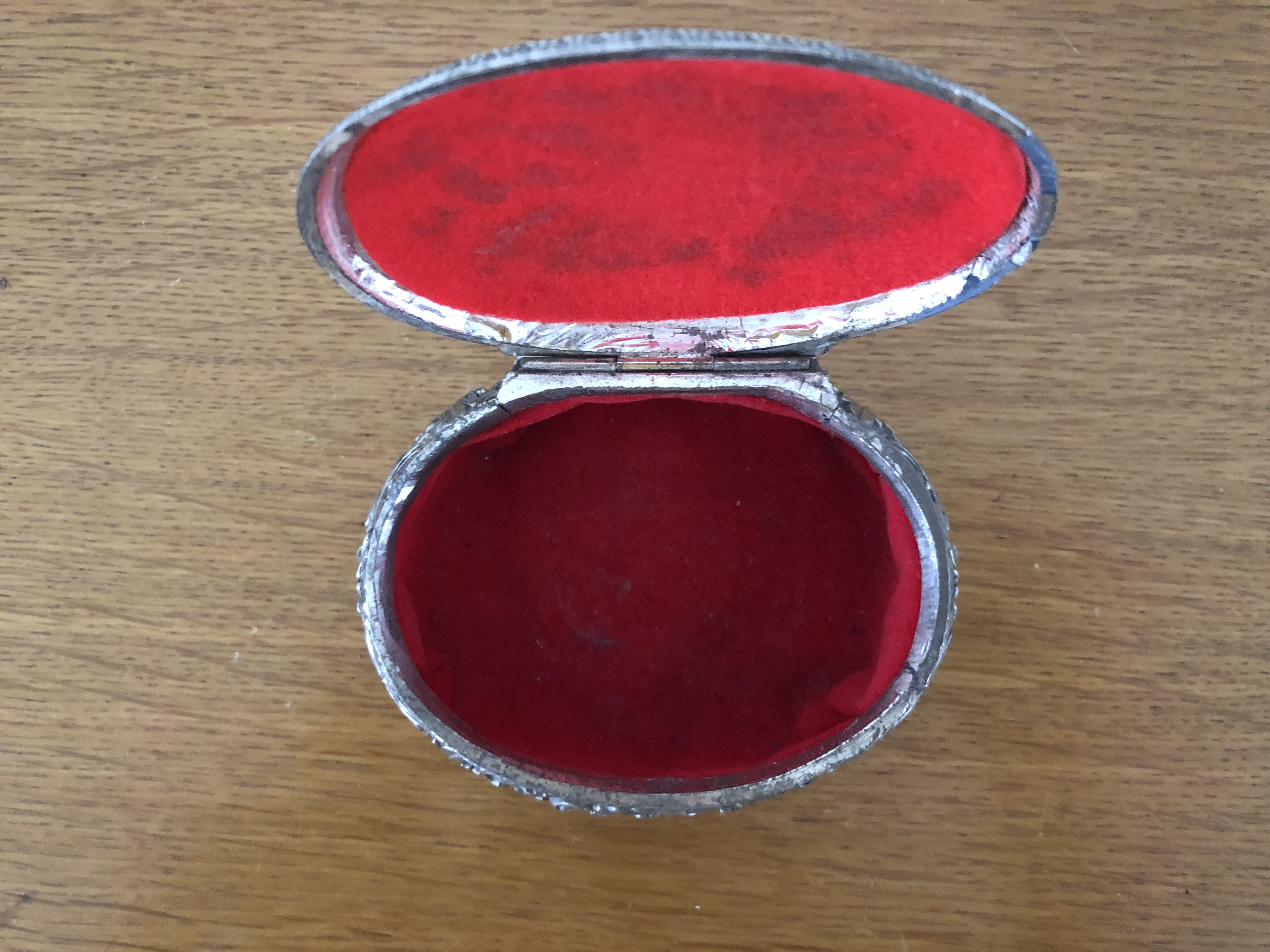 Metal jewelry box inside felt red floral decorations