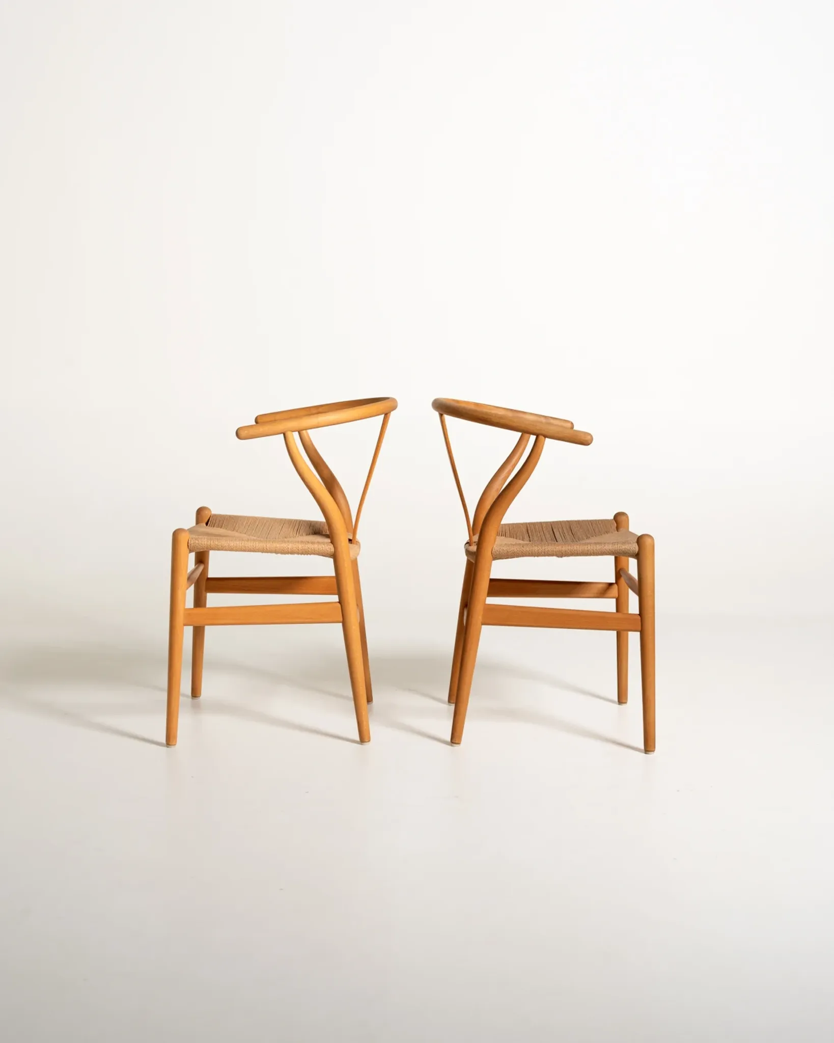 Ensemble de quatre chaises "Wishbone" CH24 de Hans J. Wegner, design de 1950.