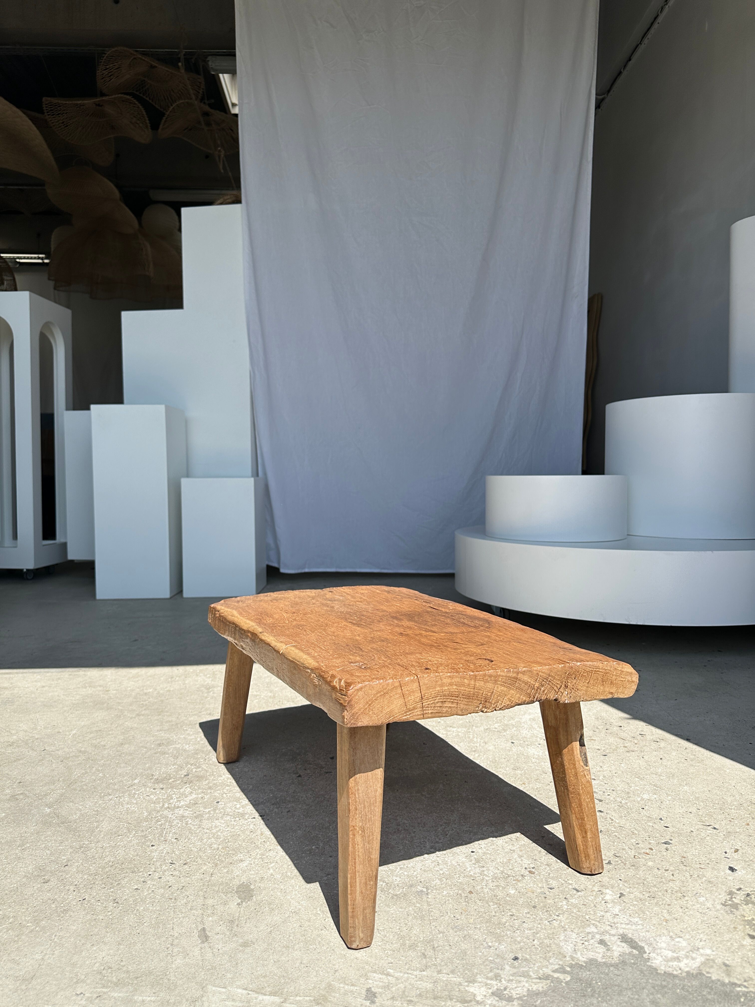 Coffee table in blond teak quadripod