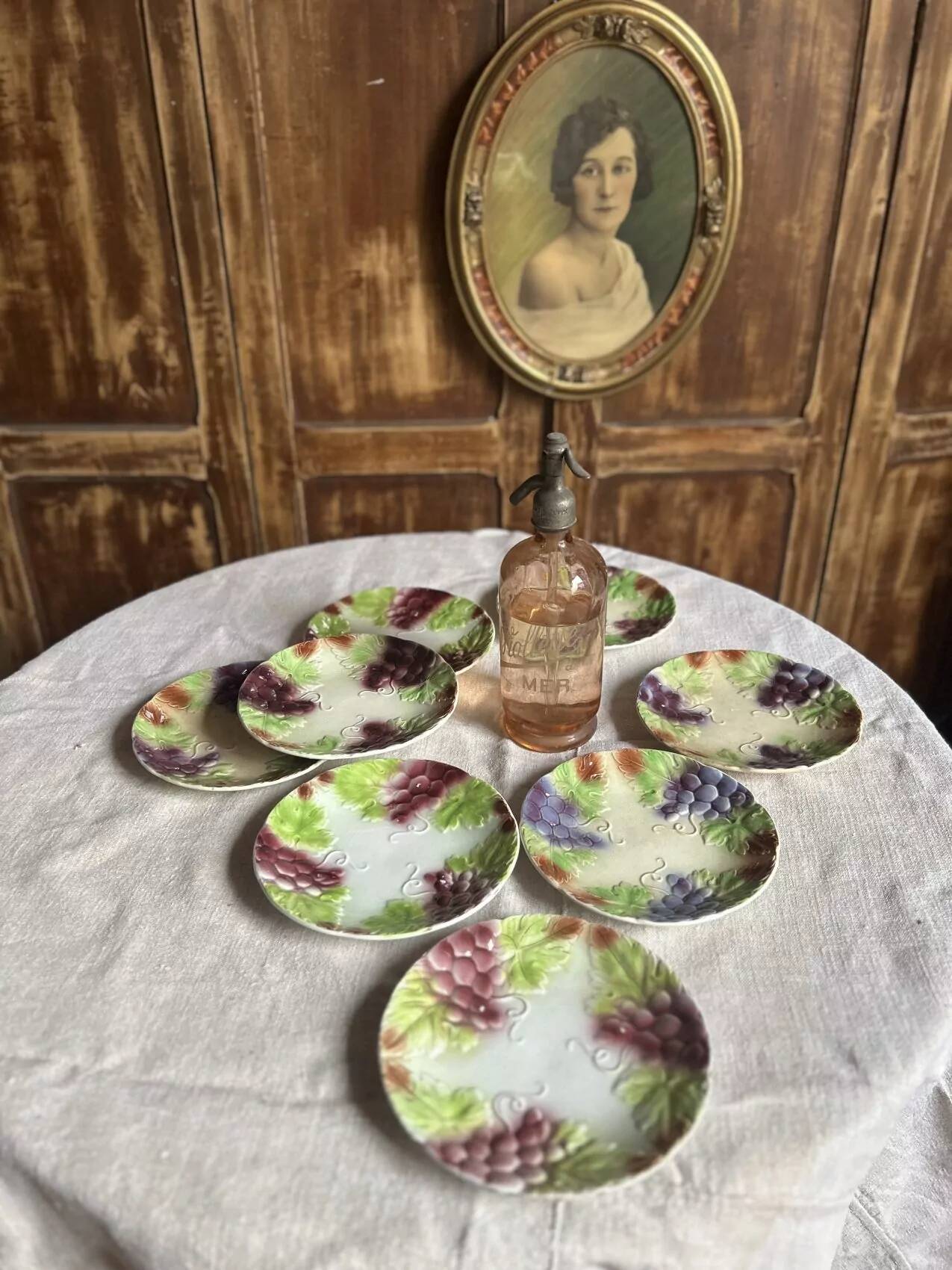 Set of eight flat dessert plates in barbotine earthenware with grape decoration – circa 1900.