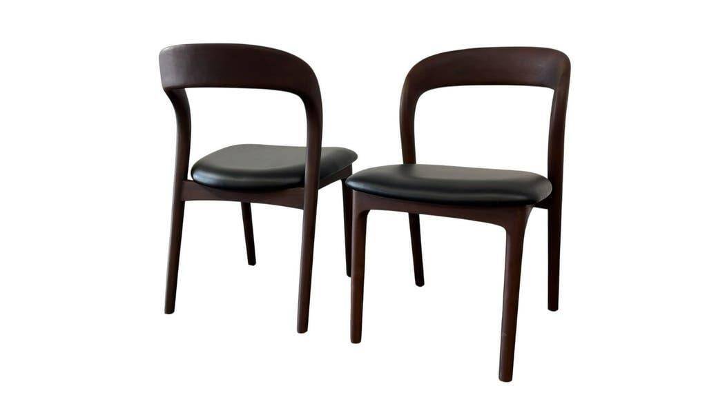 2 chaises en bois massif