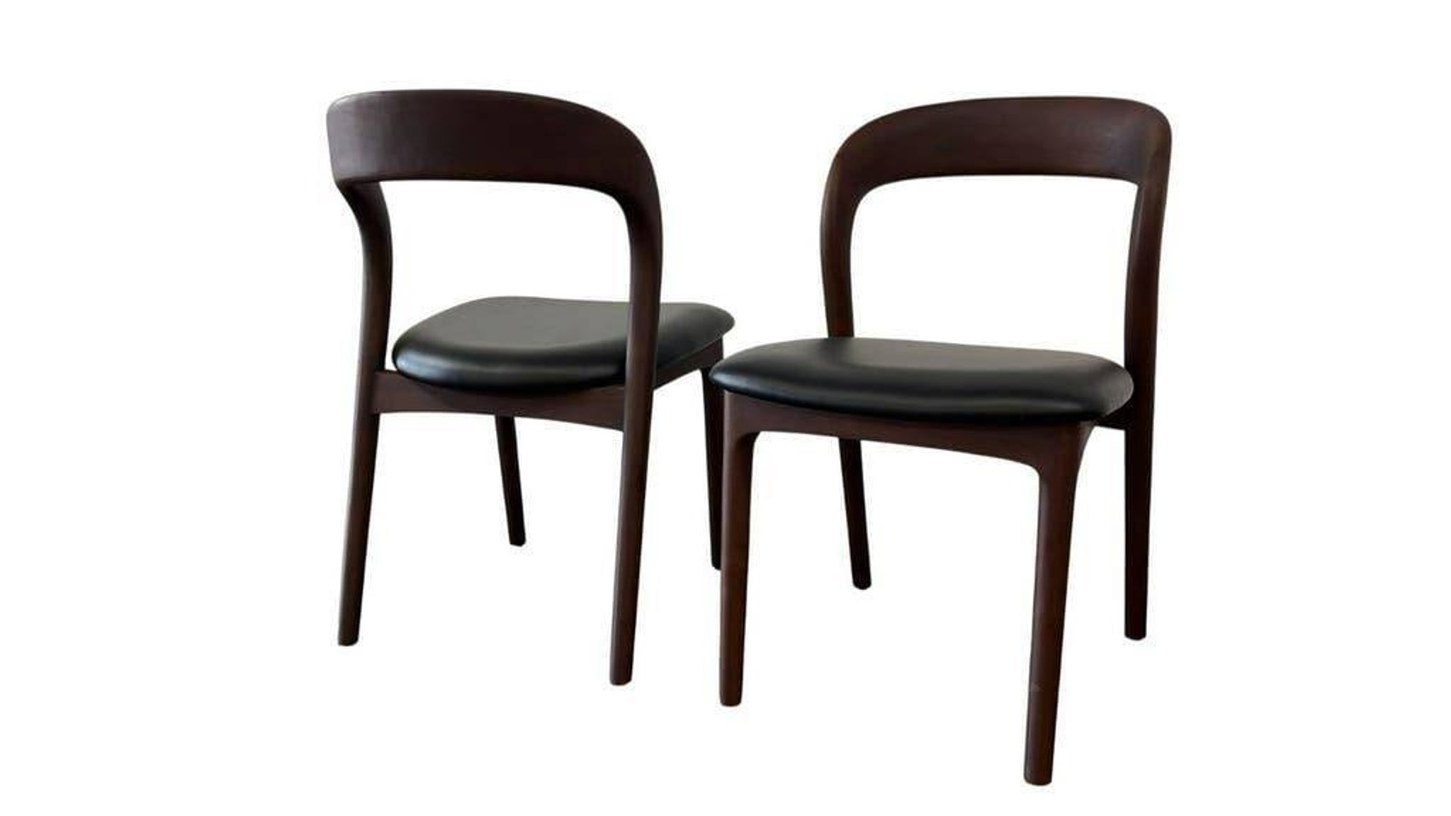 2 chaises en bois massif