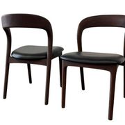 2 chaises en bois massif