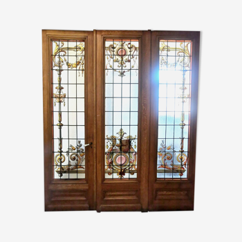 Suite de trois portes de séparation en vitrail a décor floral XX siècle