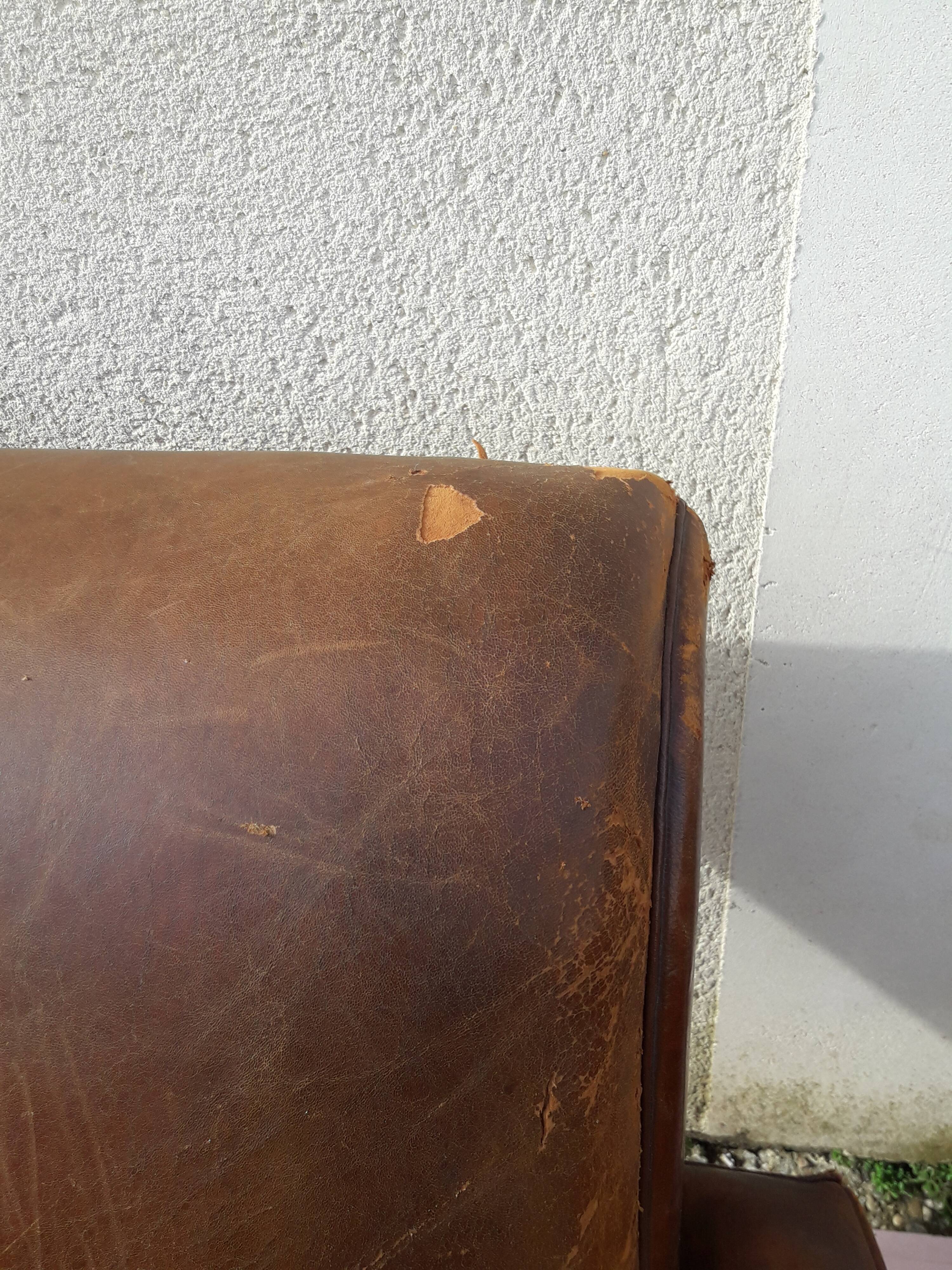 Paire de fauteuils club en cuir marron
