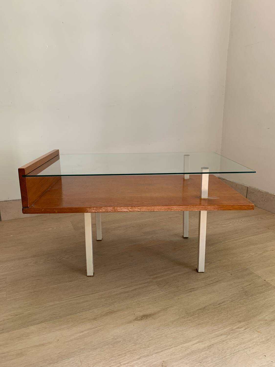 Table basse moderniste en bois , métal et verre