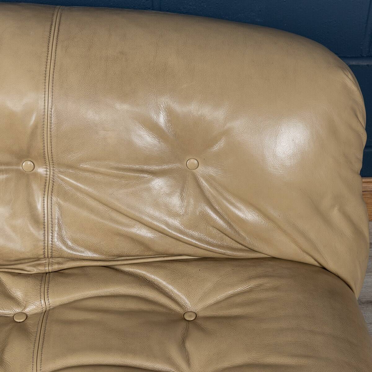 Italian 20thc beige "soriana" leather sofa by tobia scarpa for cassina