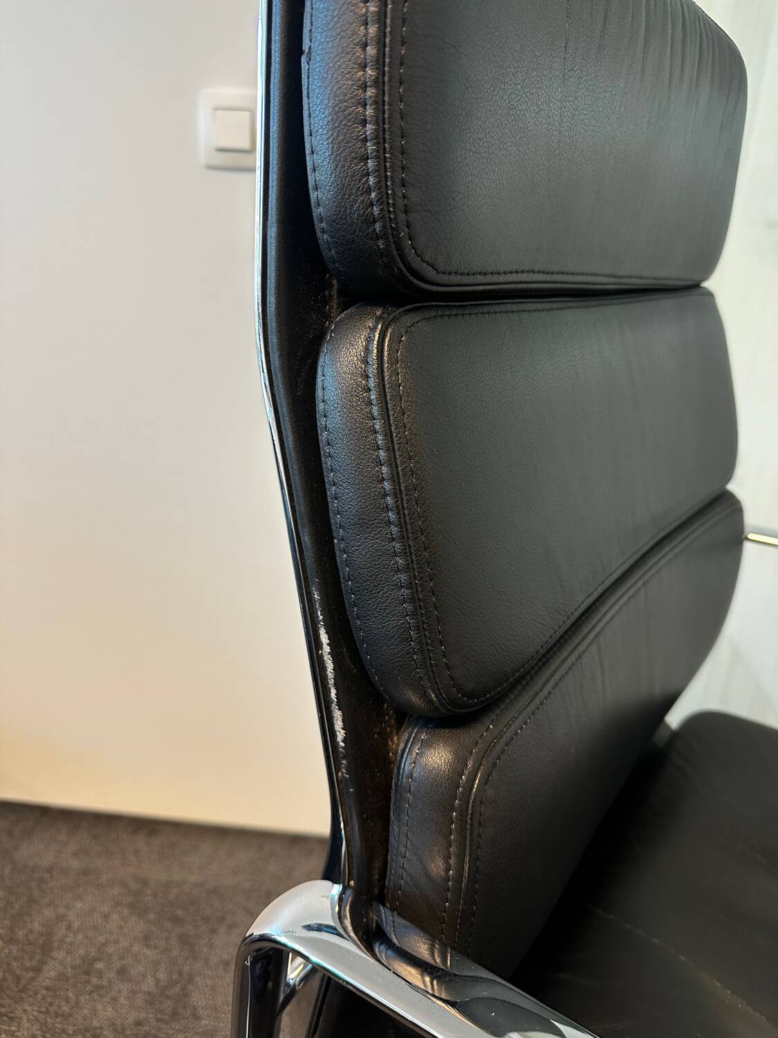 1x office chair - eames soft pad ea219