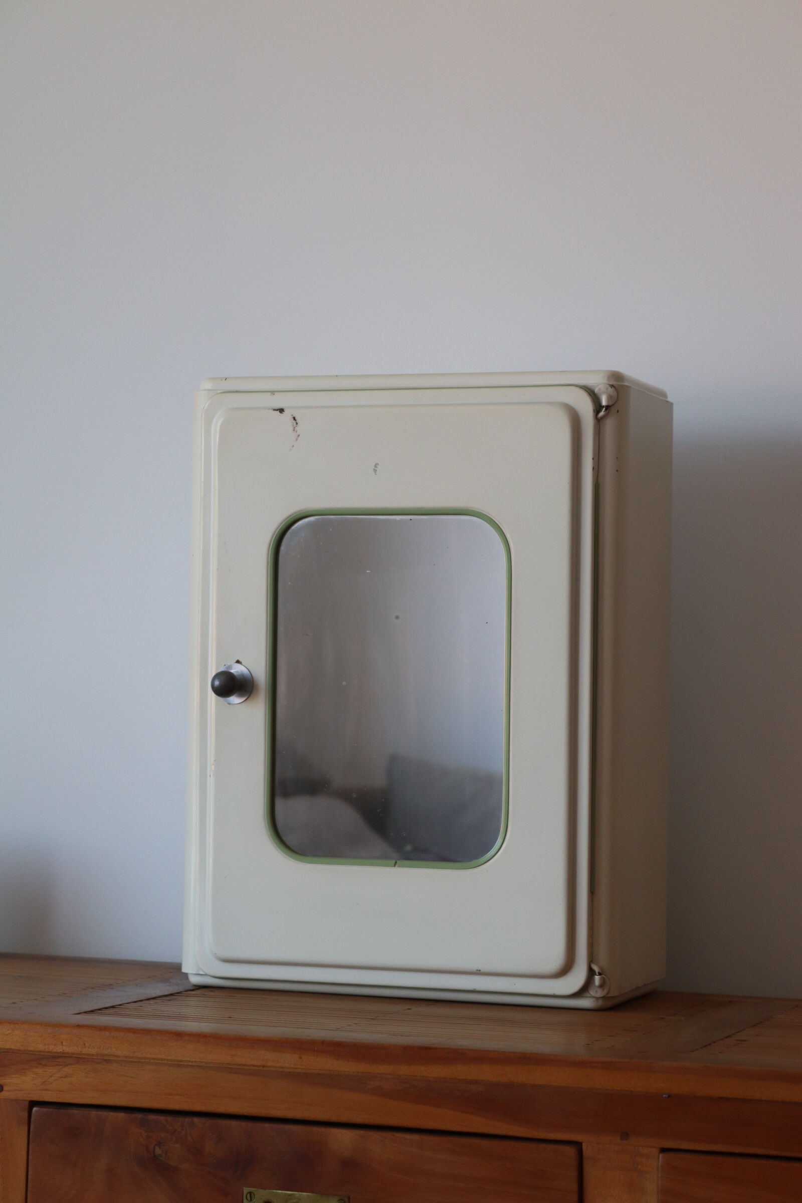 Wall-mounted medicine cabinet year 40