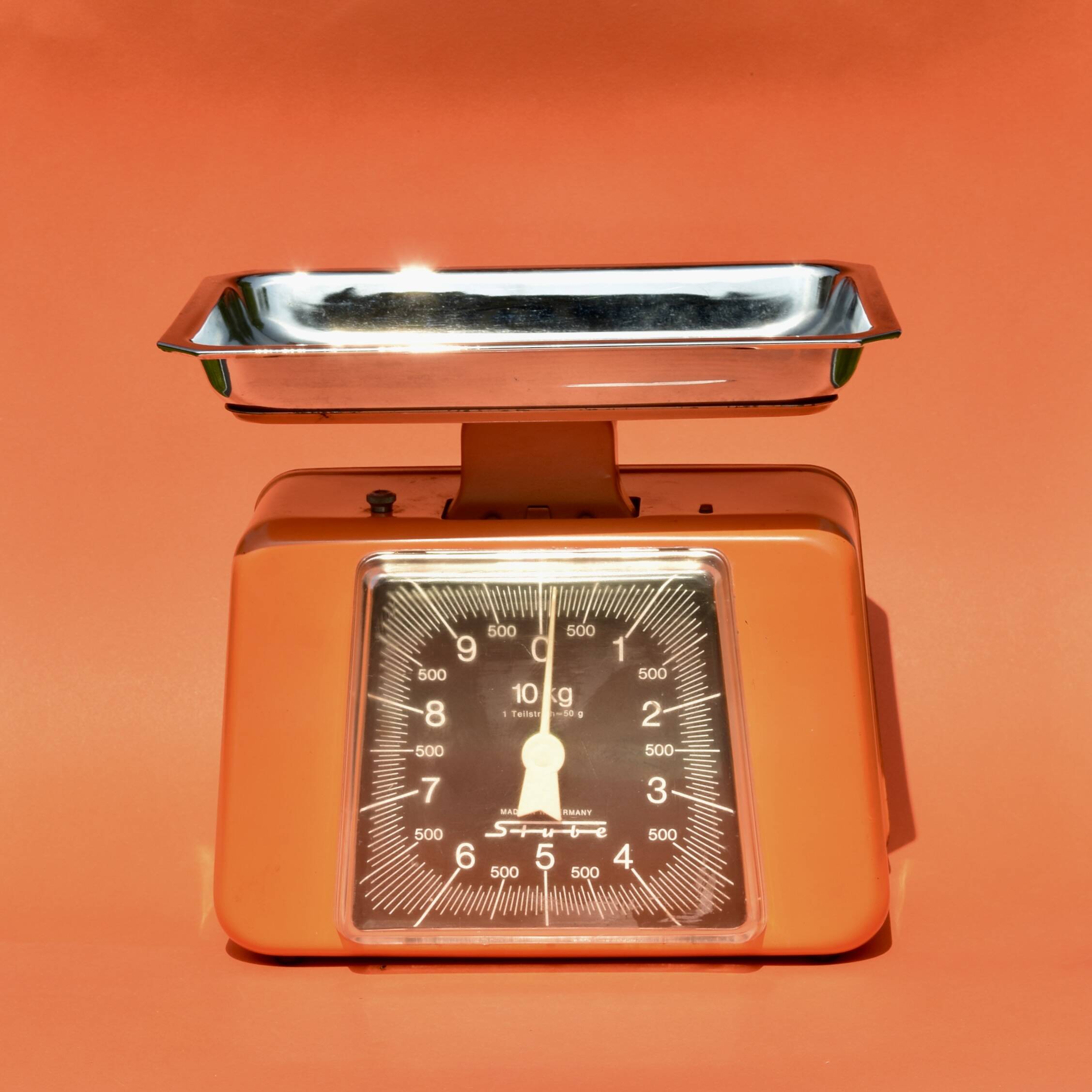 Stube - vintage household scale in orange painted metal - force 10 - 1960s