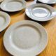 12 Assiettes plates en grès moucheté vintage
