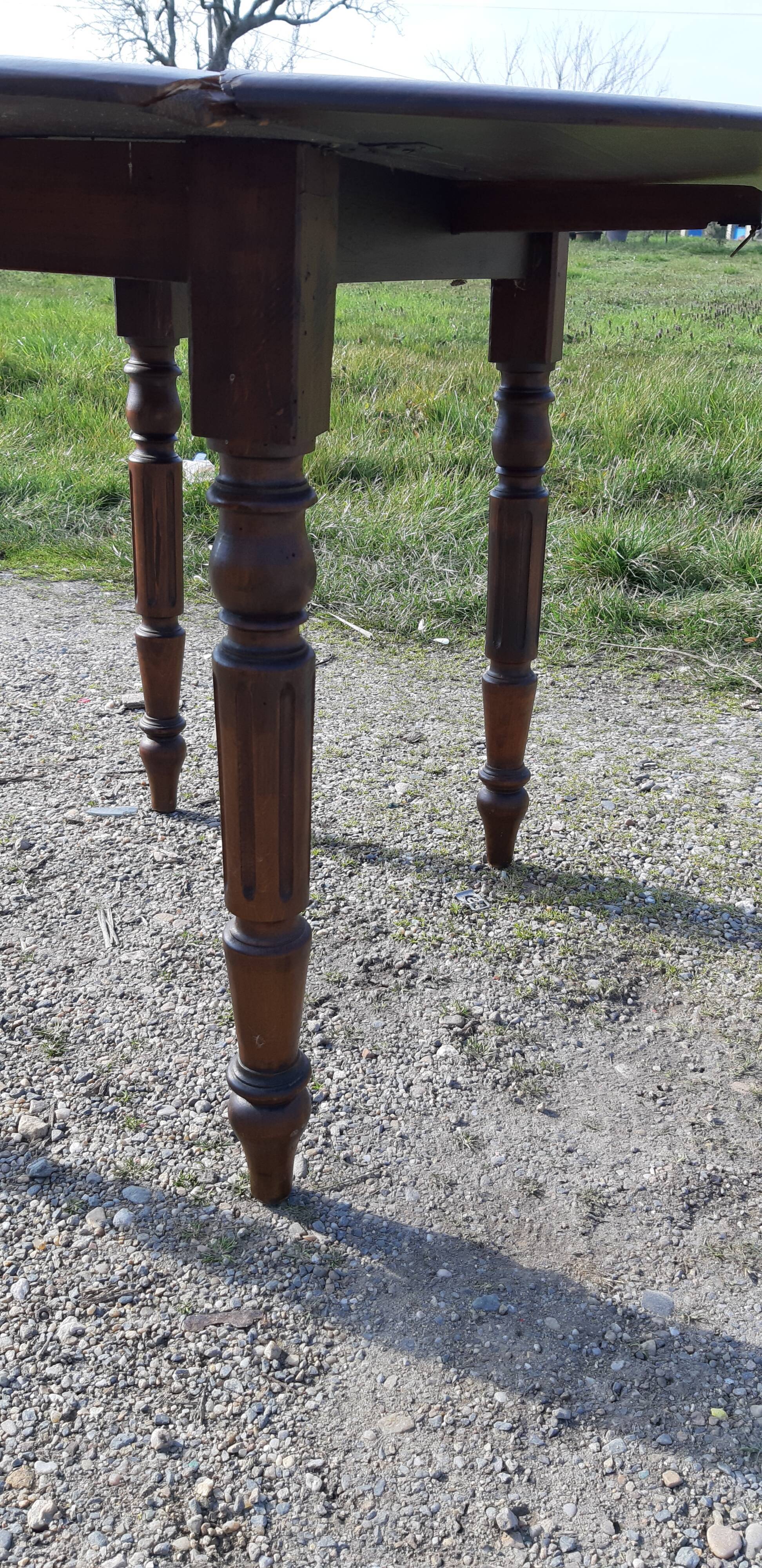 Round table in pine , with flaps