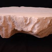 Table basse design effet roche travertin — pièce unique sculptée main