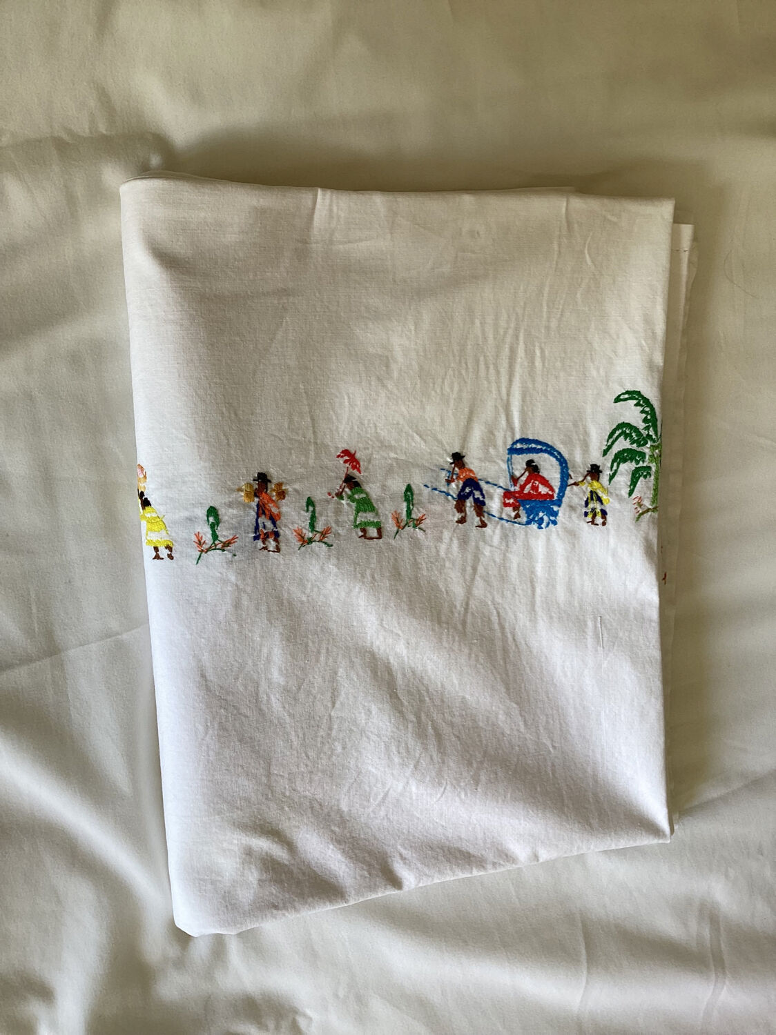 Hand-embroidered tablecloth Malagasy crafts