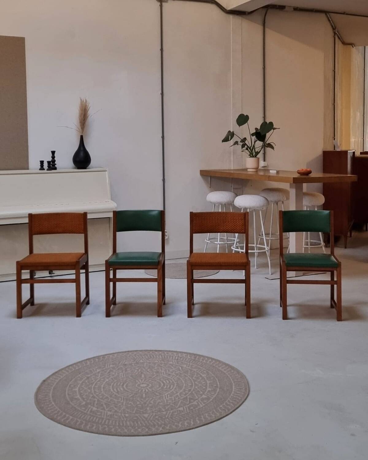 Quatre chaises du milieu du siècle