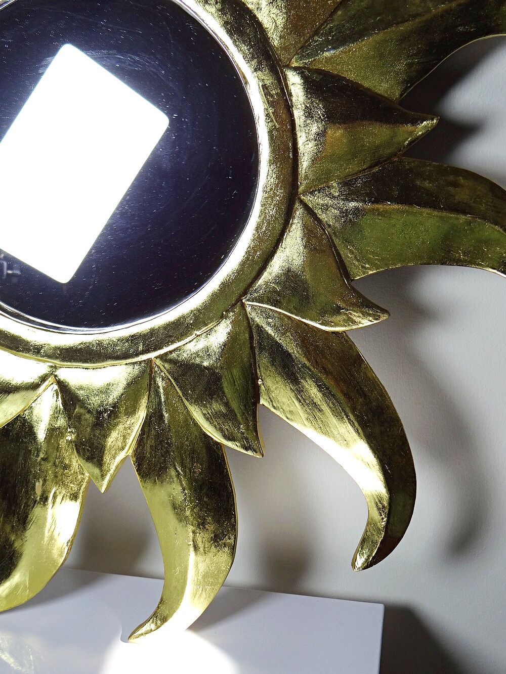 Large handcrafted sun mirror in wood and gilded stucco with gold leaf from the 1970s-80s.