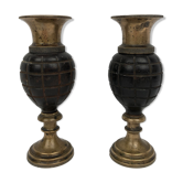 Paire de bougeoirs " Grenade ", en bronze, XXème