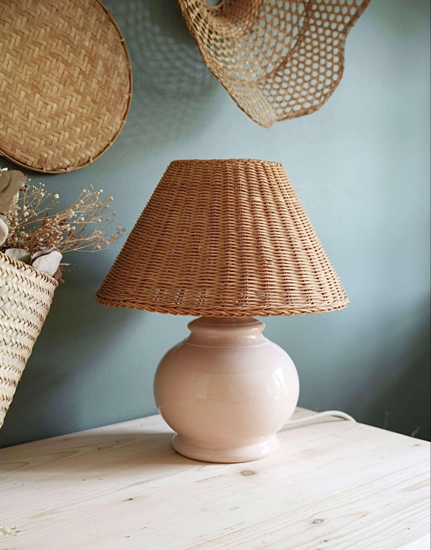 Ceramic and rattan table lamp