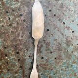 Lot de couverts de service en metal argente, dépareillés, une louche et un couteau a poisson