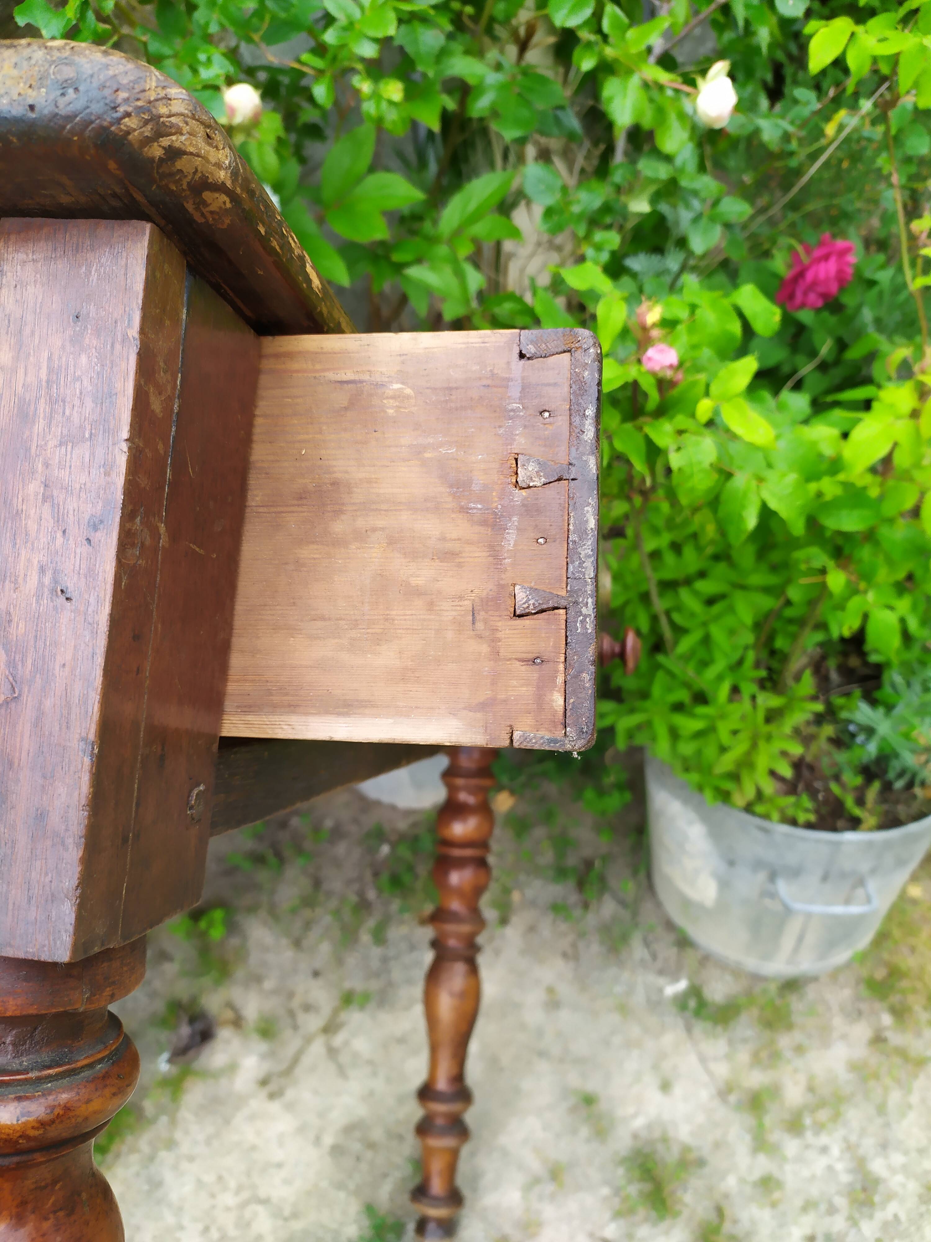 Desk with turned legs