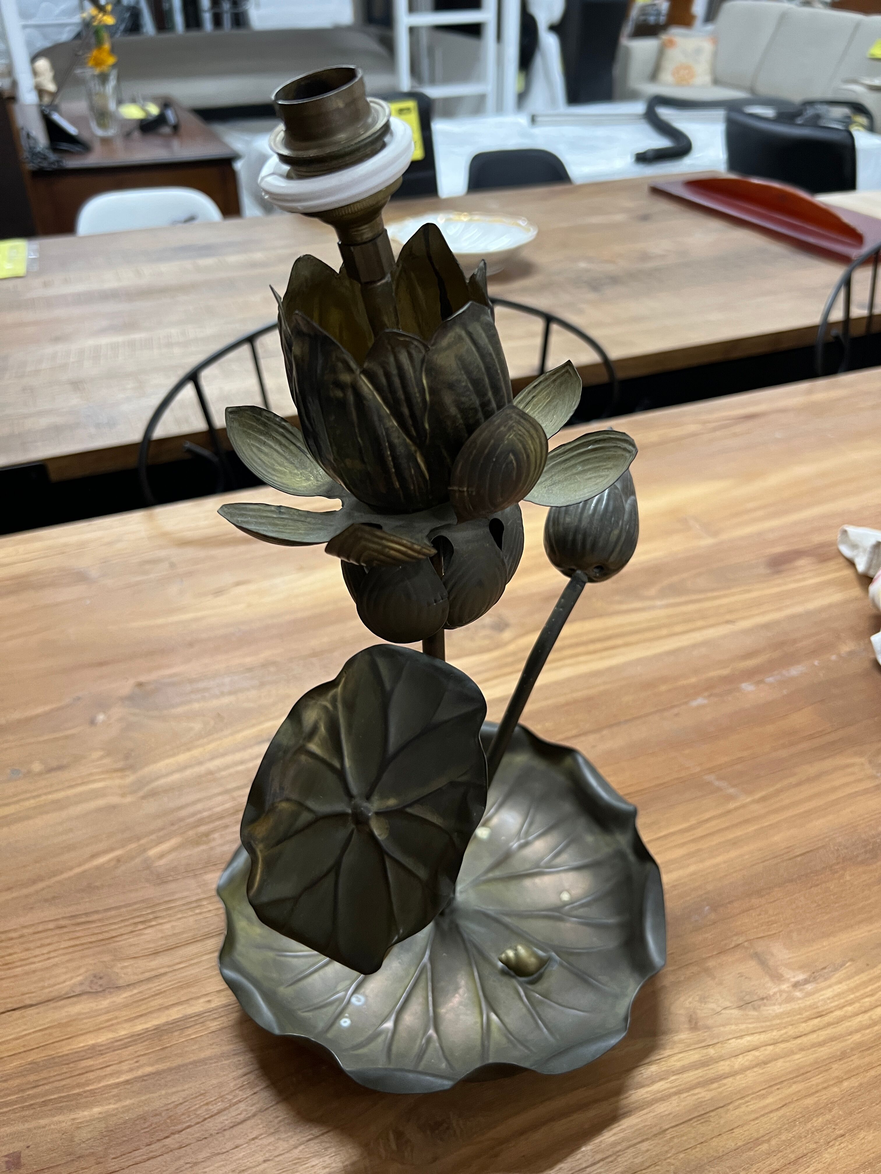 Pied de lampe nénuphar en laiton vintage