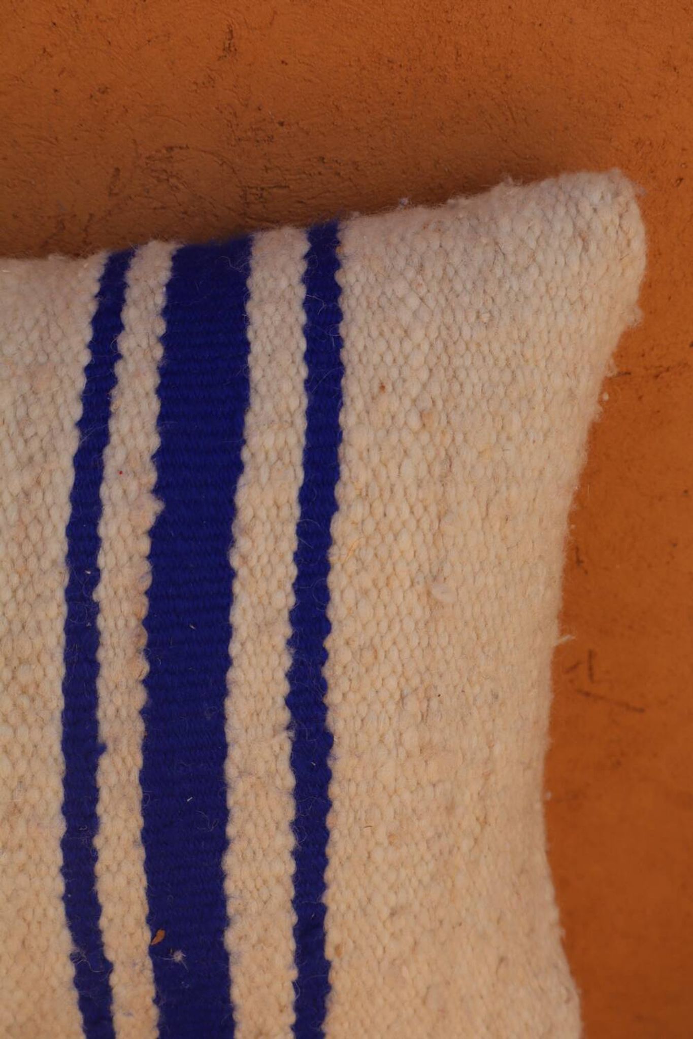 Coussin rayé bleu et blanc en laine