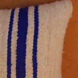 Coussin rayé bleu et blanc en laine