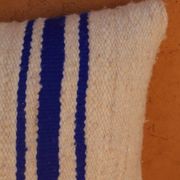 Coussin rayé bleu et blanc en laine