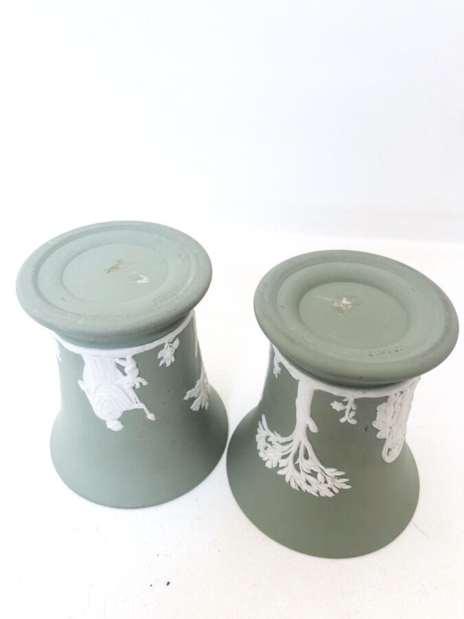 Paire de vases "Médicis" en biscuit Wedgwood 1950