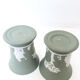 Paire de vases "Médicis" en biscuit Wedgwood 1950