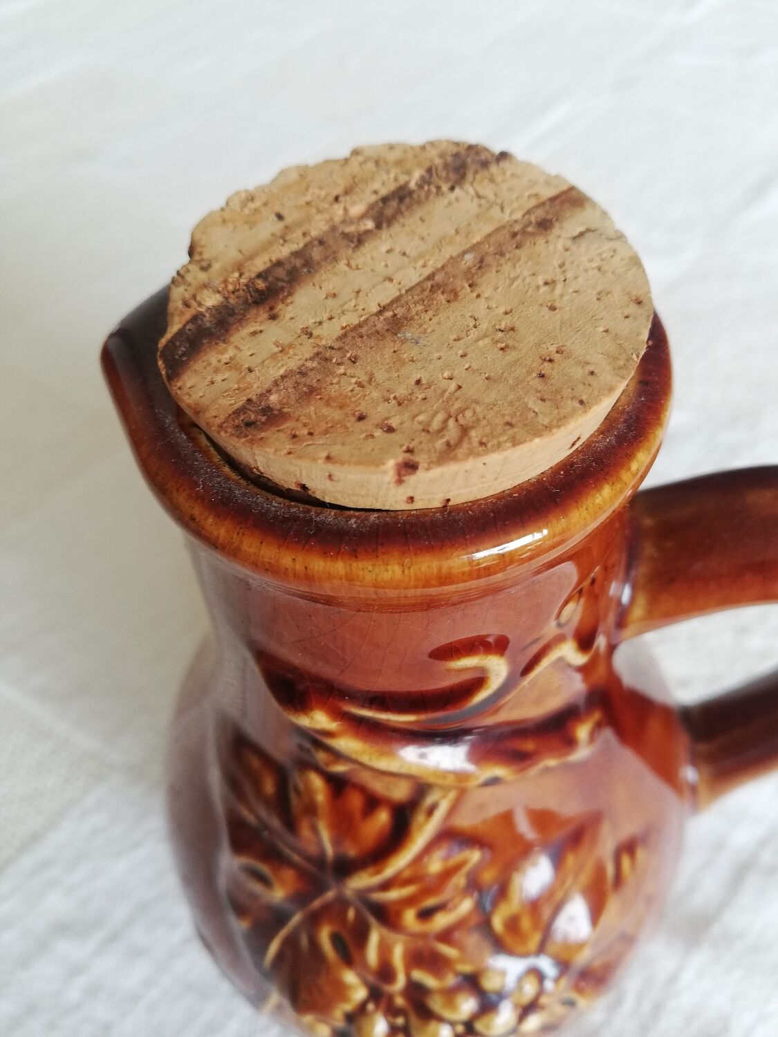 Wine pitcher grape bunch bornier Belgium with cork stopper