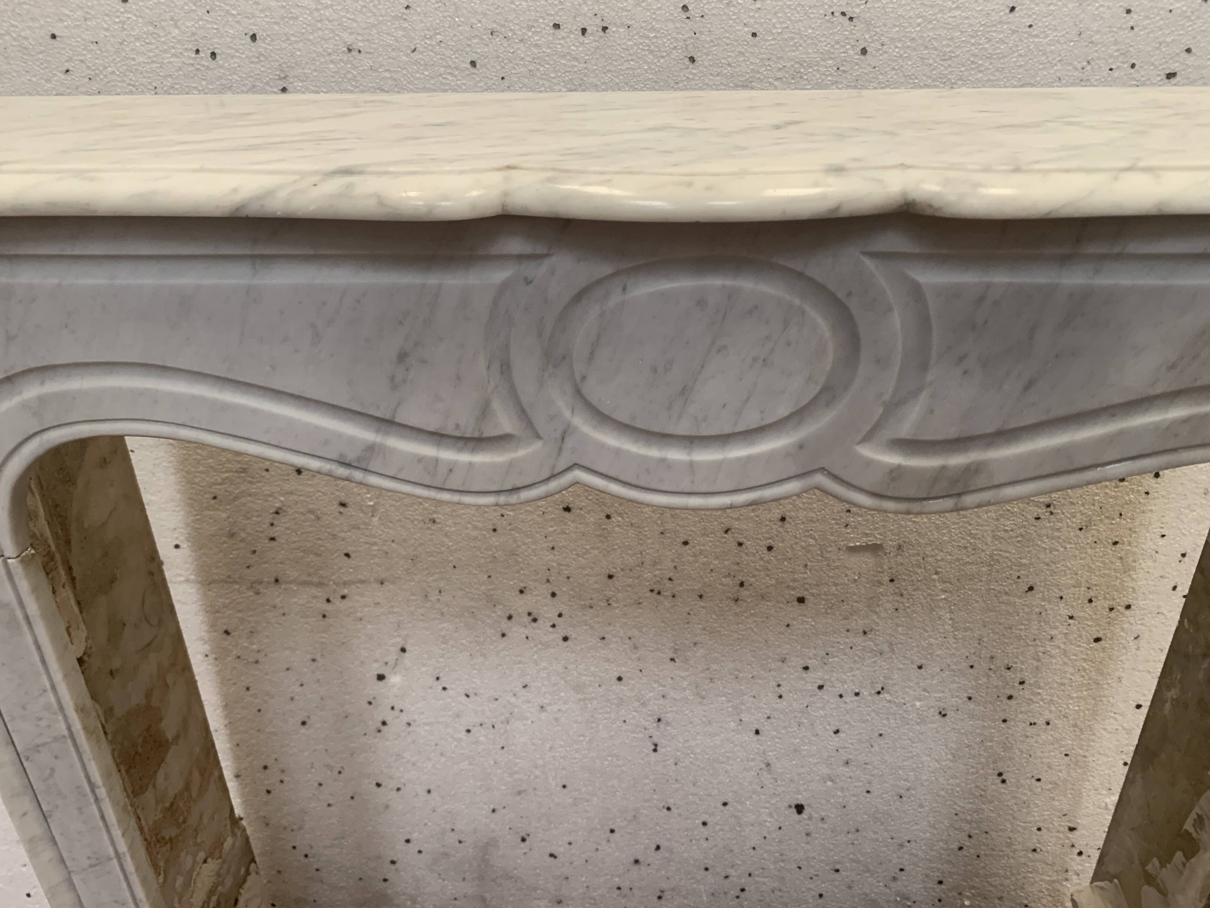 Cheminée de style Louis XV Model Pompadour Marbre blanc de Carrare XX siècle