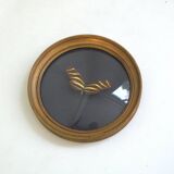 Butterfly frame under curved glass