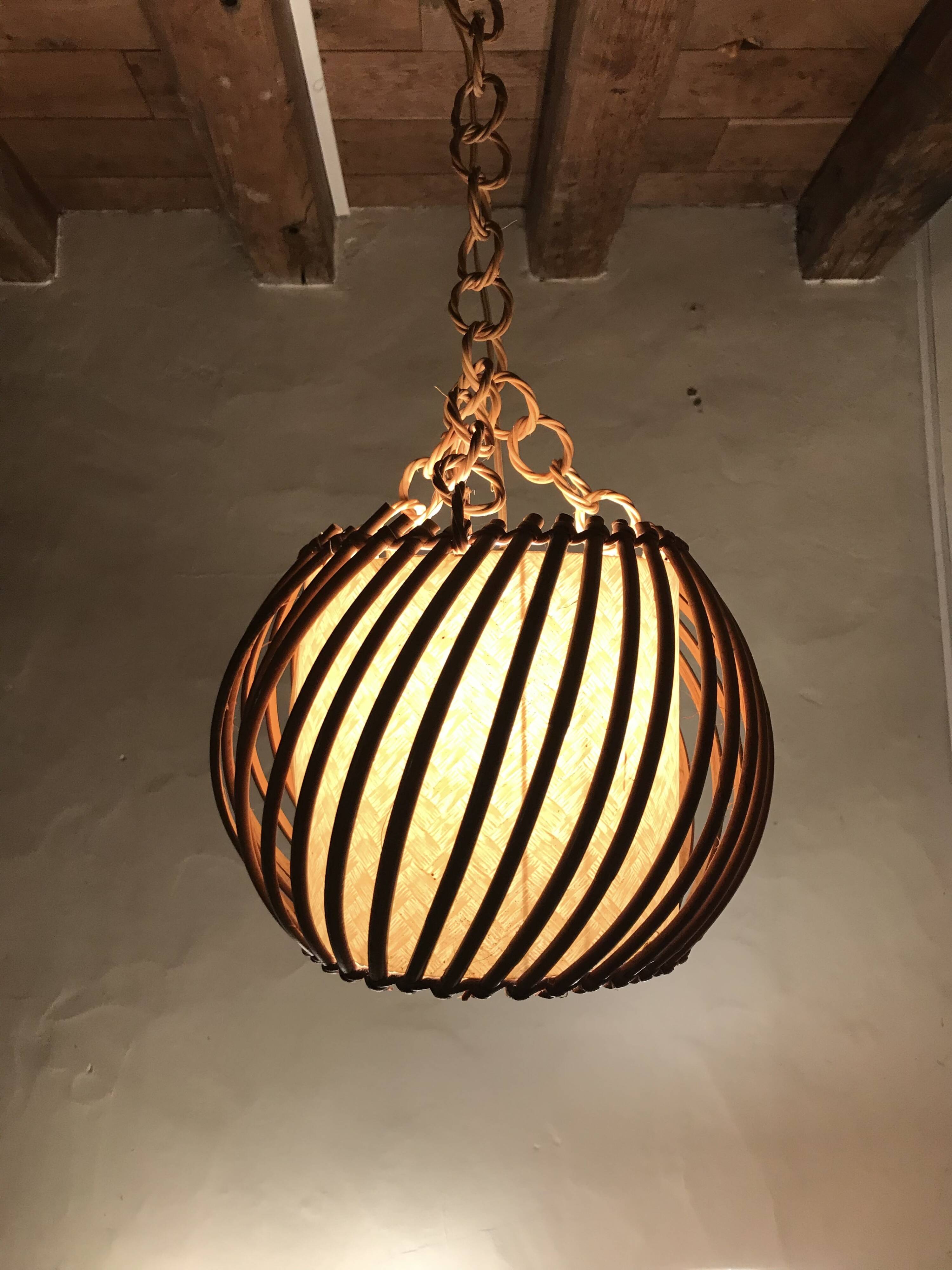 Suspension en rotin des années 50.