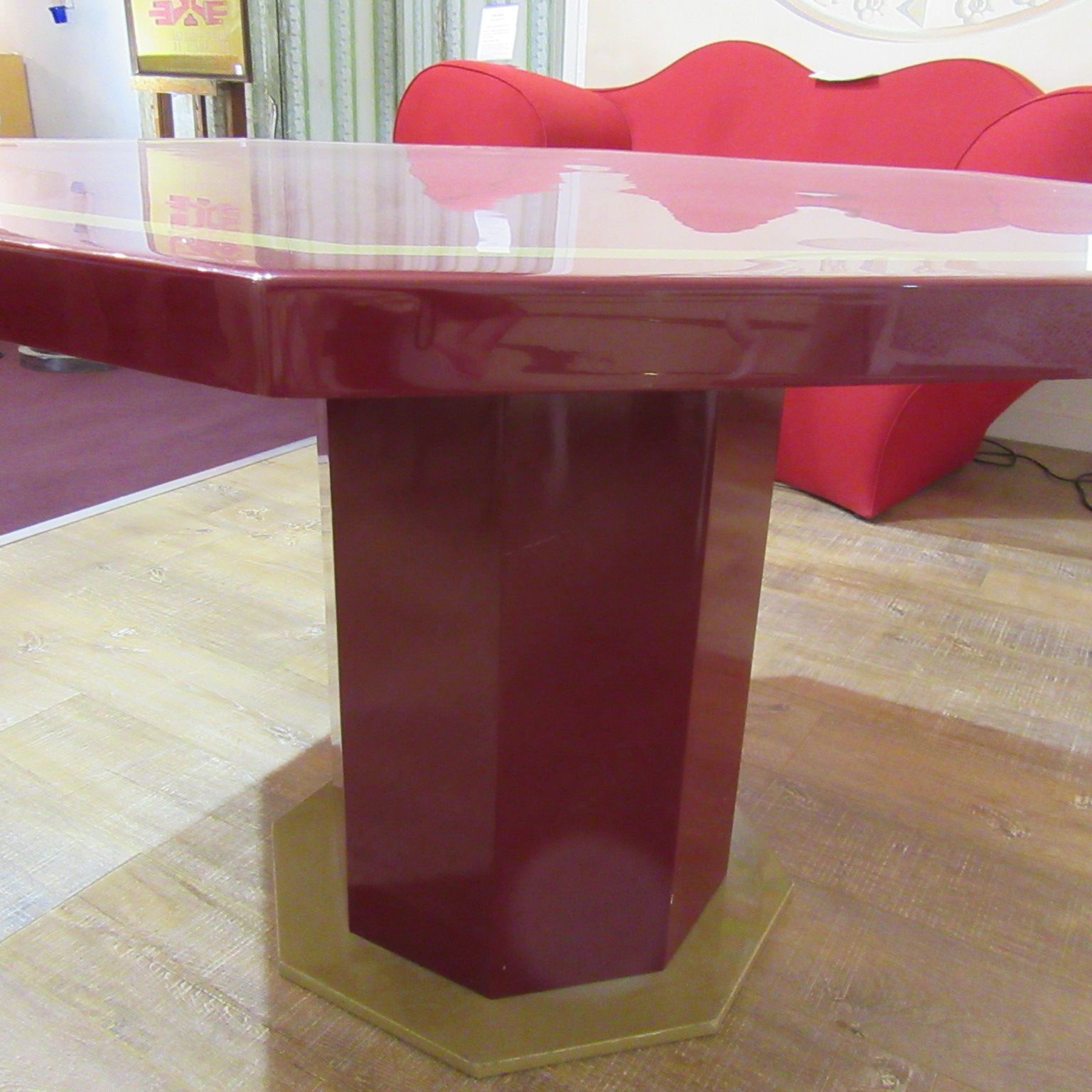 Table laquée rouge et or