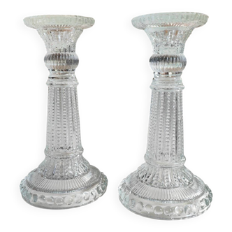 Paire de bougeoirs en verre pressé moulé