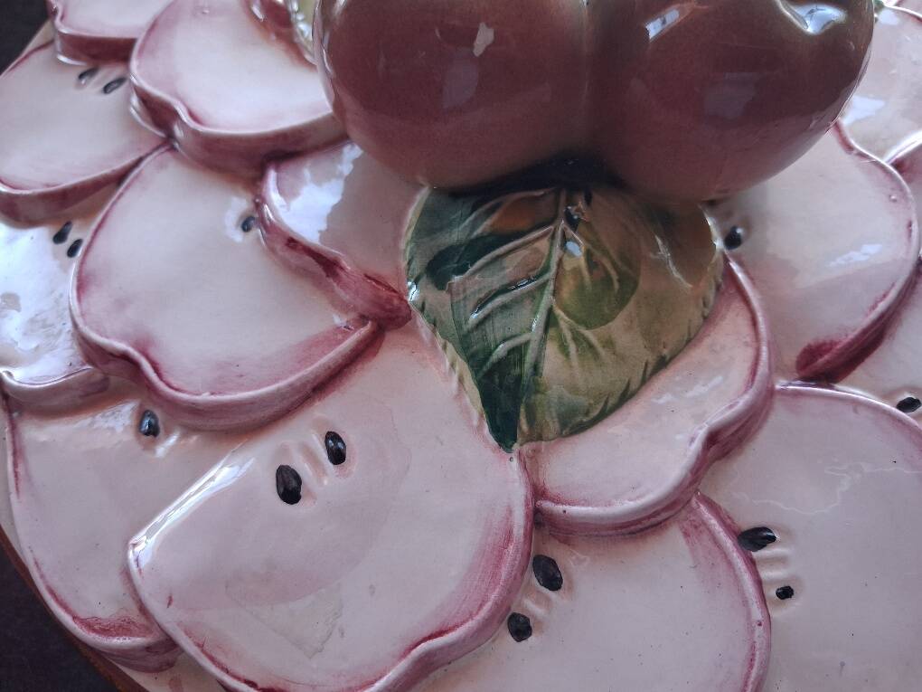 Pie dish / Tatin with a trompe-l'œil lid in slipware – Apple decoration